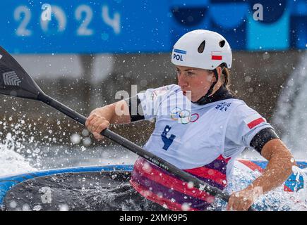 Vaires sur Marne. 28 juillet 2024. Klaudia Zwolinska, polonaise, participe à la finale féminine en kayak simple de slalom en canoë aux Jeux Olympiques de Paris 2024 à Vaires-sur-Marne, France, le 28 juillet 2024. Crédit : Sun Fei/Xinhua/Alamy Live News Banque D'Images