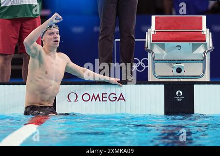 Paris, France. 28 juillet 2024. Léon Marchand, de France, célèbre la finale du médaillé individuel du 400 m masculin de natation aux Jeux Olympiques de Paris 2024 à Paris, France, le 28 juillet 2024. Crédit : du Yu/Xinhua/Alamy Live News Banque D'Images