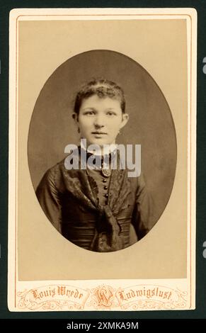 Europa, Deutschland, Mecklenburg-Vorpommern, Ludwigslust, Porträt einer Jungen Frau, Fotografie, Atelier Louis Wrede, Ludwigslust, 1880er - 1910er Jahre , Rechte werden nicht vertreten / Europe, Allemagne, Mecklenburg-Pomerania Ouest, Ludwigslust, portrait d'une jeune femme, photographie, atelier Louis Wrede, Ludwigslust, 1880 - 1910e il n'y a pas de droits . Banque D'Images