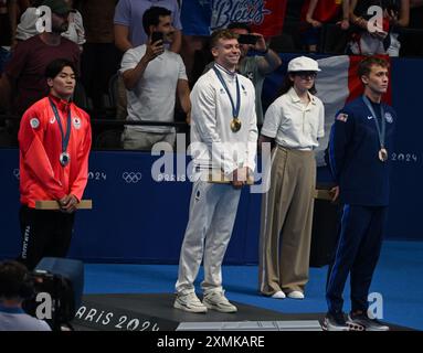 28 juillet 2024 ; Jeux Olympiques de Paris, Paris, France, jour 3; finales de natation à la Defence Arena, Leon Marchand, de France, reçoit la médaille d'or au 100m médaillé individuel avec MATSUSHITA Tomoyuki la médaille d'argent et FOSTER Carson le crédit de bronze : action plus Sports images/Alamy Live News Banque D'Images