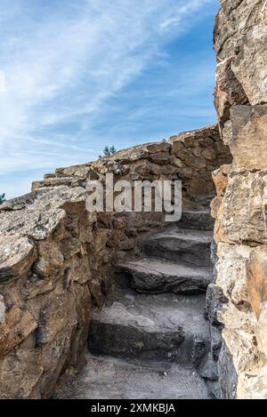 Un mur de pierre avec des marches menant vers le haut à la tour de guet historique de Krasno, présentant une structure robuste avec un escalier pour monter. Banque D'Images