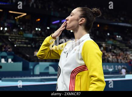 Paris, France. 28 juillet 2024. La gymnaste belge Nina Derwael célèbre après l'exercice de barres inégales lors de la qualification pour la compétition de gymnastique féminine de subdivision 5 aux Jeux Olympiques de Paris 2024, le dimanche 28 juillet 2024 à Paris, France. Les Jeux de la XXXIIIe Olympiade se déroulent à Paris du 26 juillet au 11 août. La délégation belge compte 165 athlètes en compétition dans 21 sports. BELGA PHOTO Credit : Belga News Agency/Alamy Live News Banque D'Images