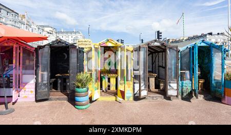 Hastings, Royaume-uni, 24, août 2022 cafés en bord de mer à Goat Ledge, sur la promenade, East Sussex Banque D'Images