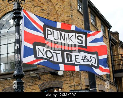 Vue du drapeau du punk camden qui survole Lock Bridge à Londres Banque D'Images