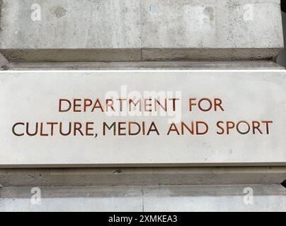 Vue rapprochée de la plaque signalétique du ministère de la culture, des médias et des sports à l'entrée principale du bâtiment à Whitehall Westminster London Banque D'Images