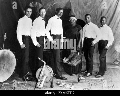 Gertrude 'ma' Rainey (1886-1939) avec le Wild Cats Jazz Band vers 1928 avec le fondateur du groupe Thomas 'Georgia Tom' Dorsey au piano avec Tampa Red deuxième à partir de la gauche Gertrude 'ma' Rainey (1886 - 1939) chanteuse américaine de blues Banque D'Images