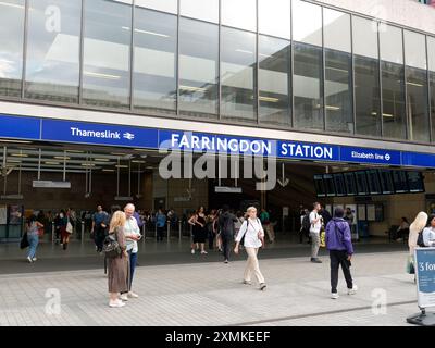 Vue sur la nouvelle Elizabeth Line et l'entrée Thameslink de la station de métro Farringdon à Londres Banque D'Images