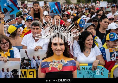 Madrid, Espagne. 28 juillet 2024. Les gens manifestent pour soutenir l'opposition vénézuélienne. Alors que les élections présidentielles se tiennent au Venezuela, les Vénézuéliens vivant à Madrid se sont rassemblés pour manifester leur soutien à la chef de l'opposition Maria Corina Machado et au candidat de l'opposition Edmundo Gonzalez, qui visent à vaincre l'actuel président Nicolas Maduro. Crédit : Marcos del Mazo/Alamy Live News Banque D'Images