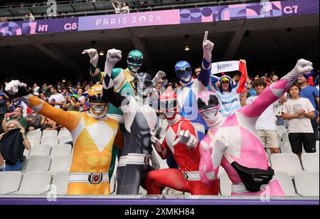 PARIS, FRANCE - JUILLET 27 : les supporters français lors du match de rugby à sept masculin opposant la Nouvelle-Zélande à l’Argentine le premier jour des Jeux Olympiques de Paris 2024 au stade de France le 27 juillet 2024 à Paris, France. © diebilderwelt / Alamy Stock Banque D'Images