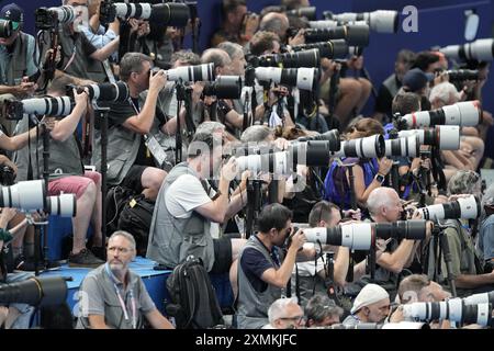 Paris, France. 28 juillet 2024. Des photographes sont vus lors de la finale masculine de natation du 100 m brasse aux Jeux Olympiques de Paris 2024 à Paris, France, le 28 juillet 2024. Crédit : Wang Yuguo/Xinhua/Alamy Live News Banque D'Images
