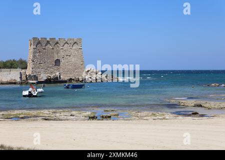 Tour Santa Sabina, une ancienne tour de guet côtière à Ostuni, côte du Salento. Pouilles, Italie Banque D'Images