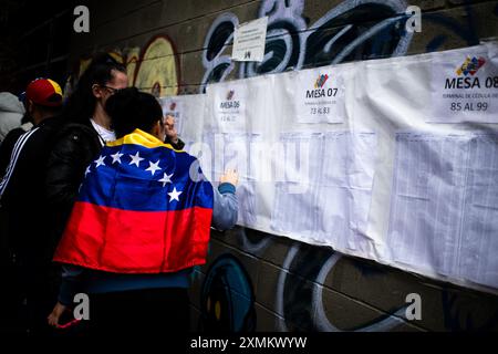 Bogota, Colombie. 28 juillet 2024. Les Vénézuéliens cherchent leur bureau de vote lors des élections présidentielles de 2024 au Venezuela, à Bogota, en Colombie, le 28 juillet 2024. Photo par : Sebastian Barros/long Visual Press crédit : long Visual Press/Alamy Live News Banque D'Images