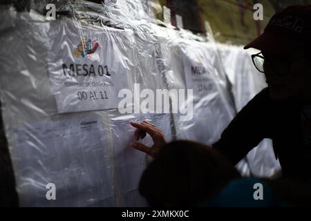 Bogota, Colombie. 28 juillet 2024. Les Vénézuéliens cherchent leur bureau de vote lors des élections présidentielles de 2024 au Venezuela, à Bogota, en Colombie, le 28 juillet 2024. Photo par : Sebastian Barros/long Visual Press crédit : long Visual Press/Alamy Live News Banque D'Images