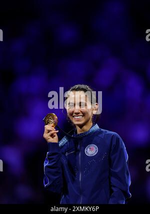 Paris, France. 28 juillet 2024. La médaillée d'or Lee Kiefer des États-Unis montre sa médaille lors de la cérémonie de victoire pour le fleuret individuel féminin d'escrime aux Jeux Olympiques de Paris 2024 à Paris, France, le 28 juillet 2024. Crédit : Fei Maohua/Xinhua/Alamy Live News Banque D'Images