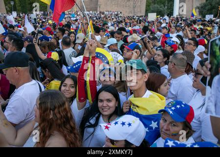 Madrid, Espagne. 28 juillet 2024. Des milliers de Vénézuéliens vivant en Espagne se sont rassemblés sous le slogan "élevons notre voix pour le changement au Venezuela", à l'occasion de la célébration des élections présidentielles vénézuéliennes et en soutien à Edmundo Gonzalez et Maria Corina Machado, ce dimanche sur la Plaza de Colon, à Madrid. Crédit : D. Canales Carvajal/Alamy Live News Banque D'Images