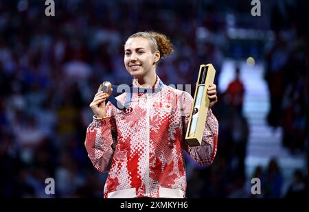 Paris, France. 28 juillet 2024. La médaillée de bronze Eleanor Harvey montre sa médaille lors de la cérémonie de victoire pour le fleuret individuel féminin d'escrime aux Jeux Olympiques de Paris 2024 à Paris, France, le 28 juillet 2024. Crédit : Zhang Hongxiang/Xinhua/Alamy Live News Banque D'Images