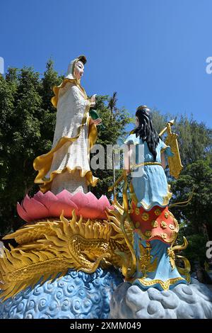 Représentation de la déesse de la miséricorde Guan Yin (Kuan Im) et accompagnatrice, dans l'enceinte de Wat Muang, Ang Thong, Thaïlande Banque D'Images