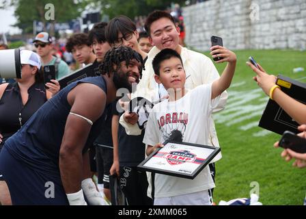 Stade Gillette. 28 juillet 2024. MA, USA ; New England Patriots Defensive End Deatrich Wise Jr. (91) pose pour des photos avec les fans à la fin du camp d'entraînement des Patriots au stade Gillette. Anthony Nesmith/CSM/Alamy Live News Banque D'Images