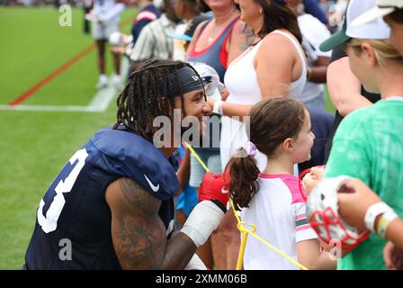 Stade Gillette. 28 juillet 2024. MA, USA ; le linebacker des Patriots de la Nouvelle-Angleterre Oshane Ximines (93) pose pour des photos avec les fans à la fin du camp d'entraînement des Patriots au stade Gillette. Anthony Nesmith/CSM/Alamy Live News Banque D'Images