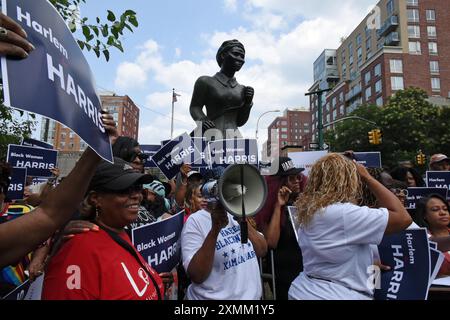 28 juillet 2024, %G : (NOUVEAU) avec la statue de Harriet Tubman en arrière-plan, une organisation noire de Harlem womenÃ¢â‚¬â„¢soutient le vice-président Kamala Harris pour la présidence, après que le président Joe Biden ait décidé de ne pas se présenter à la réélection. 28 juillet 2024, New York City, New York, États-Unis Biden, 81 ans, ne pouvait pas inverser un sentiment croissant au sein de son parti qu'il était trop fragile pour servir et destiné à perdre face à Donald Trump en novembre. En conséquence, il a soutenu le vice-président Kamala Harris pour le remplacer en tant que candidat démocrate. Si Kamala Harris est élu par le Parti démocrate et gagne le Banque D'Images