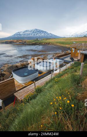 Spa extérieur serein avec bains à remous surplombant Rocky Shoreline en Islande Banque D'Images