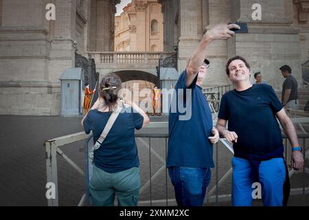 La photographie montre des touristes capturant des selfies devant les gardes suisses au Vatican à Rome, en Italie. Cette image met en valeur le touri animé Banque D'Images