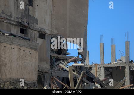 Gaza. 28 juillet 2024. Des Palestiniens inspectent une maison endommagée après une frappe aérienne israélienne dans la ville de Khan Younis, dans le sud de la bande de Gaza, le 28 juillet 2024. Crédit : Rizek Abdeljawad/Xinhua/Alamy Live News Banque D'Images