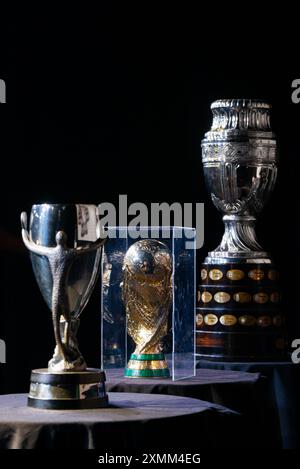 Trophée Jules Rimet de la Coupe du monde de la FIFA Qatar 2022, trophée CONMEBOL Copa America 2021 et trophée Finalissima (CONMEBOL - UEFA) remportés par l'Argentine. Banque D'Images