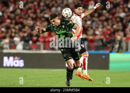 L'attaquant de Sarmiento, Ezequiel Naya (l), et le défenseur de River plate, Milton Casco, sautent pour la tête du ballon lors du match entre River plate et Sarmiento au stade El Monumental de Buenos Aires le 28 juillet 2024. Crédit : Alejandro Pagni/Alamy Live News Banque D'Images