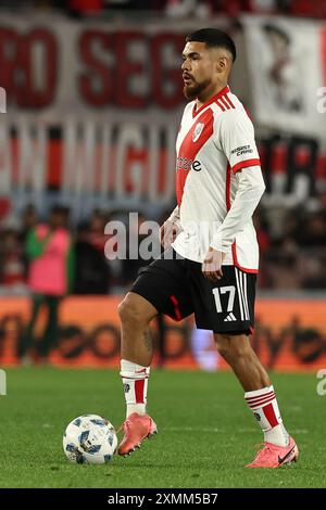 Le défenseur chilien de River plate Paulo Diaz regarde pendant le match contre Sarmiento au stade El Monumental de Buenos Aires le 28 juillet 2024. Crédit : Alejandro Pagni/Alamy Live News Banque D'Images