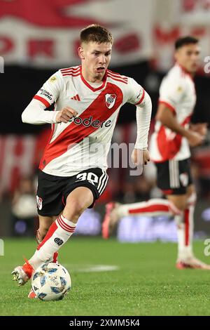 Le milieu de terrain de River plate Franco Mastantuono contrôle le ballon lors du tournoi de la Ligue Argentine de football professionnel 2024 Cesar Luis Menotti match contre Sarmiento au stade El Monumental de Buenos Aires, le 28 juillet 2024 River plate remporté par 1 0 BUENOS AIRES ARGENTINA Copyright : xALEJANDROxPAGNIx Banque D'Images