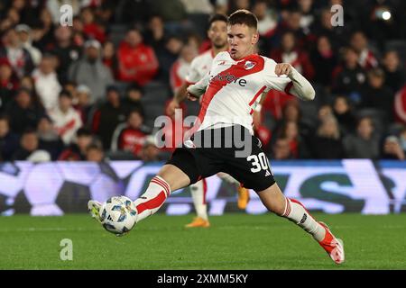 Le milieu de terrain de River plate Franco Mastantuono tire le ballon lors du match contre Sarmiento au stade El Monumental de Buenos Aires le 28 juillet 2024 BUENOS AIRES ARGENTINA Copyright : xALEJANDROxPAGNIx Banque D'Images