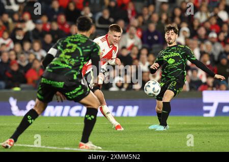 Le milieu de terrain de River plate Franco Mastantuono C tire le ballon entre les défenseurs de Sarmiento Juan Insaurralde l et Santiago Morales lors du match entre River plate et Sarmiento au stade El Monumental de Buenos Aires le 28 juillet 2024 BUENOS AIRES ARGENTINA Copyright : xALEJANDROxPAGNIx Banque D'Images