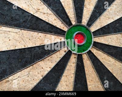 une fléchette a frappé un bullsyee sur un jeu de fléchettes. concept de sport d'intérieur, de planification, d'affaires et de succès Banque D'Images