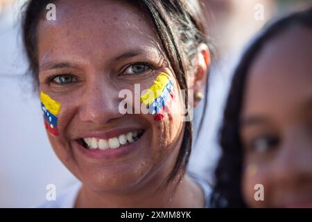 Madrid, Espagne. 28 juillet 2024. Une manifestante regarde la caméra et a des drapeaux vénézuéliens peints sur son visage, lors d'un rassemblement sur la Plaza Colon à Madrid en soutien au candidat Edmundo Gonzalez, lors des élections législatives au Venezuela. Le Comando ConVzla de Madrid a appelé à une manifestation pour montrer son soutien au leader de l'opposition vénézuélienne Edmundo Gonzalez, membre de la plateforme unitaire démocratique (PUD), qui joue les élections contre Nicolas Maduro. (Photo de Luis Soto/SOPA images/SIPA USA) crédit : SIPA USA/Alamy Live News Banque D'Images