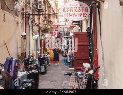 Shanghai, Chine - 11 juin 2018 : ruelles étroites de Shanghai avec vie de rue animée et cuisine locale en début de soirée Banque D'Images