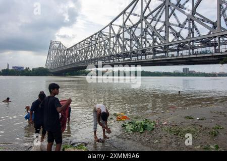 Monument emblématique de Kolkata, le pont Howrah est un immense pont en acier sur la rivière Hoosely. Il est considéré comme l'un des plus longs cantilever b Banque D'Images