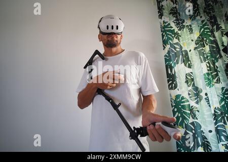 Joueur dans le casque de réalité virtuelle avec pistolet. Banque D'Images