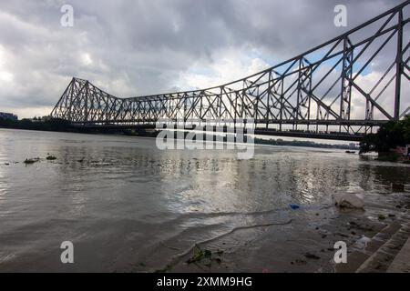 Monument emblématique de Kolkata, le pont Howrah est un immense pont en acier sur la rivière Hoosely. Il est considéré comme l'un des plus longs cantilever b Banque D'Images