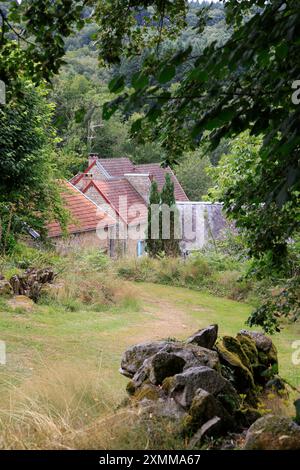 Hameau et habitat construits en granit sur sous-sol granitique dans la campagne du département de la creuse dans la région Limousin du centre de la France. Creuse, l Banque D'Images