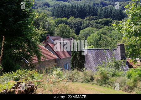 Hameau et habitat construits en granit sur sous-sol granitique dans la campagne du département de la creuse dans la région Limousin du centre de la France. Creuse, l Banque D'Images