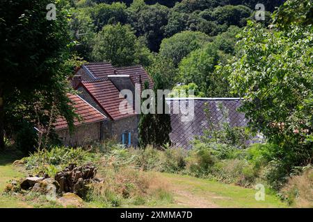 Hameau et habitat construits en granit sur sous-sol granitique dans la campagne du département de la creuse dans la région Limousin du centre de la France. Creuse, l Banque D'Images