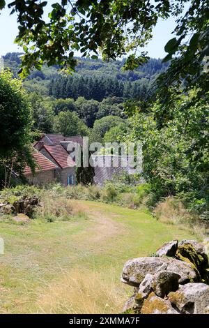 Hameau et habitat construits en granit sur sous-sol granitique dans la campagne du département de la creuse dans la région Limousin du centre de la France. Creuse, l Banque D'Images