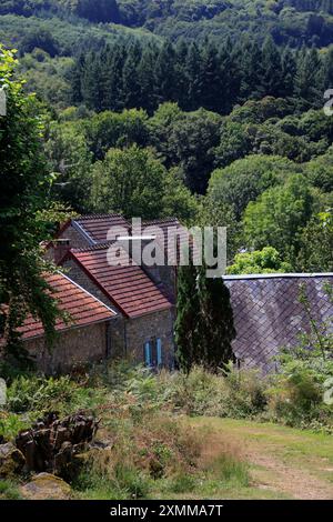 Hameau et habitat construits en granit sur sous-sol granitique dans la campagne du département de la creuse dans la région Limousin du centre de la France. Creuse, l Banque D'Images