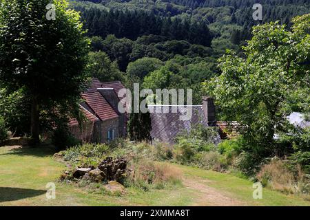 Hameau et habitat construits en granit sur sous-sol granitique dans la campagne du département de la creuse dans la région Limousin du centre de la France. Creuse, l Banque D'Images