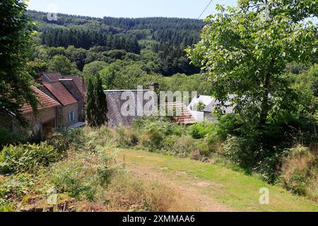 Hameau et habitat construits en granit sur sous-sol granitique dans la campagne du département de la creuse dans la région Limousin du centre de la France. Creuse, l Banque D'Images