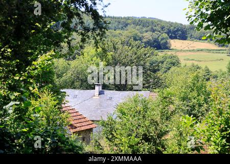 Hameau et habitat construits en granit sur sous-sol granitique dans la campagne du département de la creuse dans la région Limousin du centre de la France. Creuse, l Banque D'Images