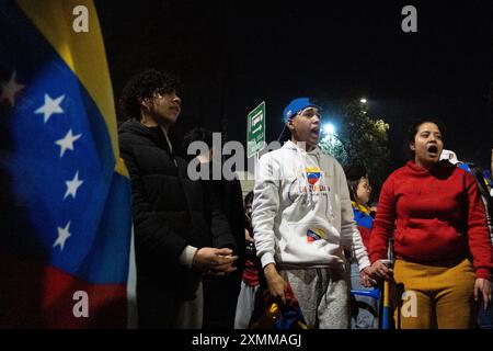 Santiago, Metropolitana, Chili. 28 juillet 2024. Les citoyens vénézuéliens opposés à Nicolas Maduro et favorables à Corina Machado et Edmundo Gonzalez attendent les résultats des élections présidentielles près de l'ambassade du Venezuela à Santiago, au Chili. (Crédit image : © Matias Basualdo/ZUMA Press Wire) USAGE ÉDITORIAL SEULEMENT! Non destiné à UN USAGE commercial ! Banque D'Images