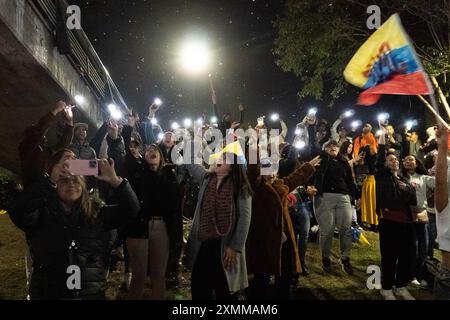 Santiago, Metropolitana, Chili. 28 juillet 2024. Les citoyens vénézuéliens opposés à Nicolas Maduro et favorables à Corina Machado et Edmundo Gonzalez attendent les résultats des élections présidentielles près de l'ambassade du Venezuela à Santiago, au Chili. (Crédit image : © Matias Basualdo/ZUMA Press Wire) USAGE ÉDITORIAL SEULEMENT! Non destiné à UN USAGE commercial ! Banque D'Images