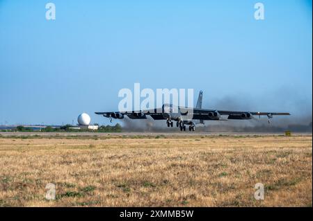 Un B-52H Stratofortress du 20e Escadron de bombardement, base aérienne de Barksdale, La., décolle de la base aérienne de Mihail Kogălniceanu, Roumanie, dans le cadre du déploiement de la Force opérationnelle de bombardiers 24-4, le 27 juillet 2024. Le maintien d’une présence américaine compétente en Europe renforce la sécurité nationale des États-Unis en encourageant la paix, l’unité et la cohésion entre les différentes Nations européennes. (Photo de l'US Air Force par Seth Watson, un aviateur principal) Banque D'Images